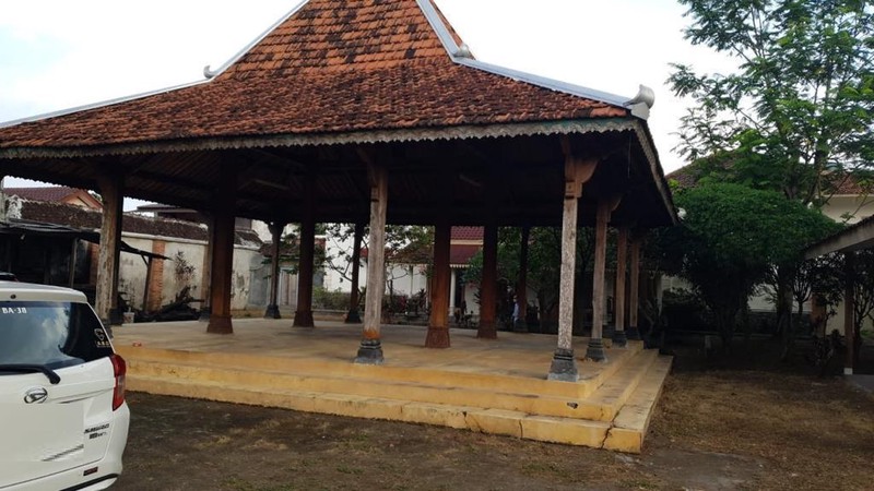 Rumah dengan lokasi di area strategis tengah kota, dekat dengan kawasan Jalan Sultan Agung dan Stasiun Lempuyangan, salah satu ruas jalan akses penting di Yogyakarta. 