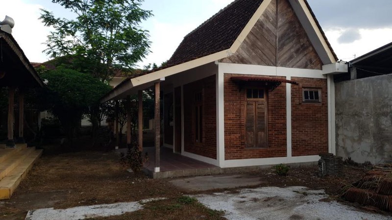 Rumah dengan lokasi di area strategis tengah kota, dekat dengan kawasan Jalan Sultan Agung dan Stasiun Lempuyangan, salah satu ruas jalan akses penting di Yogyakarta. 