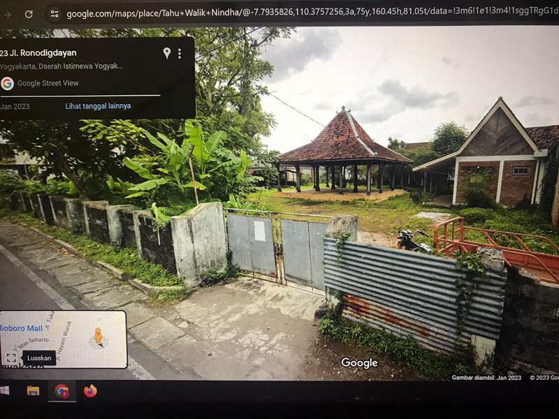 Rumah dengan lokasi di area strategis tengah kota, dekat dengan kawasan Jalan Sultan Agung dan Stasiun Lempuyangan, salah satu ruas jalan akses penting di Yogyakarta. 