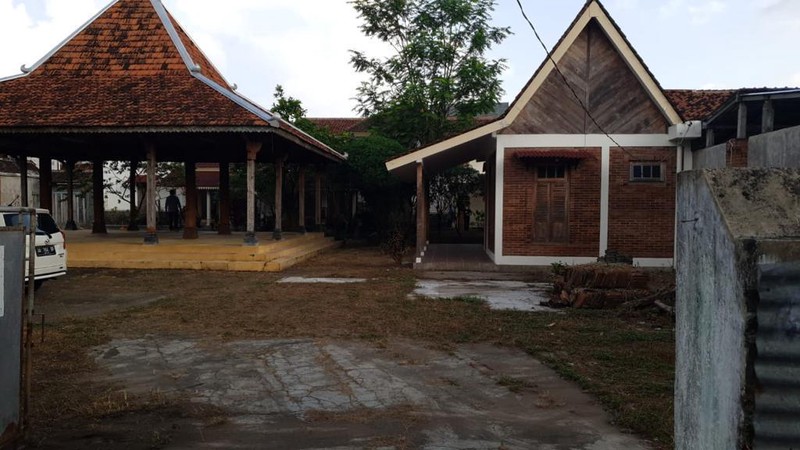 Rumah dengan lokasi di area strategis tengah kota, dekat dengan kawasan Jalan Sultan Agung dan Stasiun Lempuyangan, salah satu ruas jalan akses penting di Yogyakarta. 