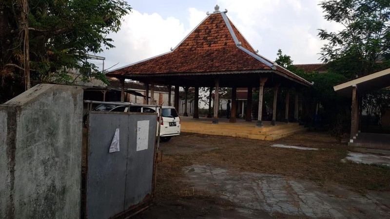 Rumah dengan lokasi di area strategis tengah kota, dekat dengan kawasan Jalan Sultan Agung dan Stasiun Lempuyangan, salah satu ruas jalan akses penting di Yogyakarta. 