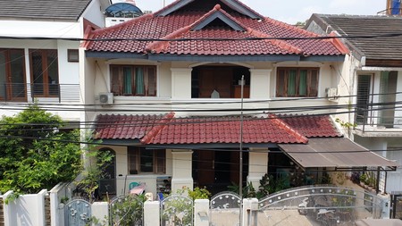 Dijual Rumah Besar & Strategis di Kebayoran Baru - Jakarta Selatan