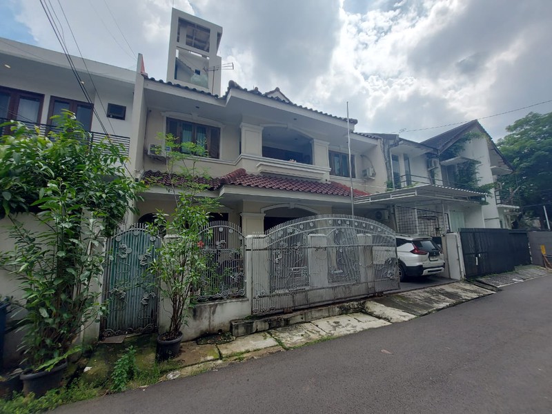 Dijual Rumah Besar & Strategis di Kebayoran Baru - Jakarta Selatan