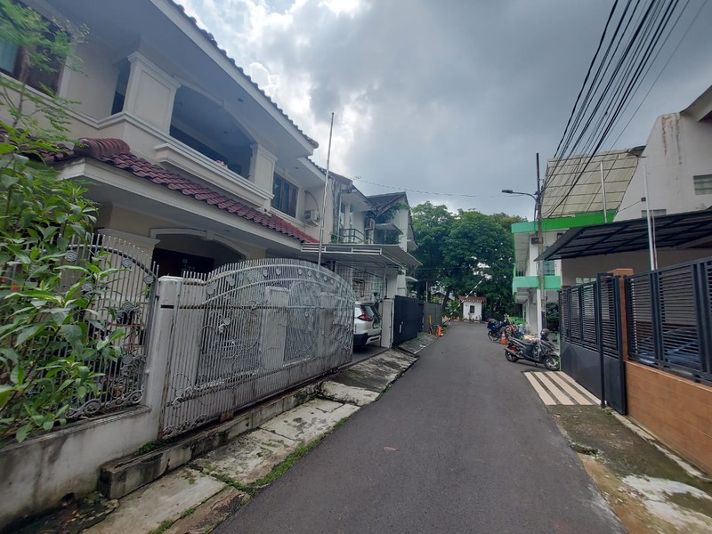Dijual Rumah Besar & Strategis di Kebayoran Baru - Jakarta Selatan