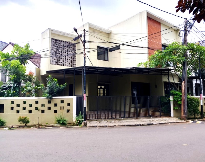 Rumah halaman luas, Bebas Banjir lokasi strategis dekat RS. Setia Mitra, St. Pondok Ranji di Bintaro