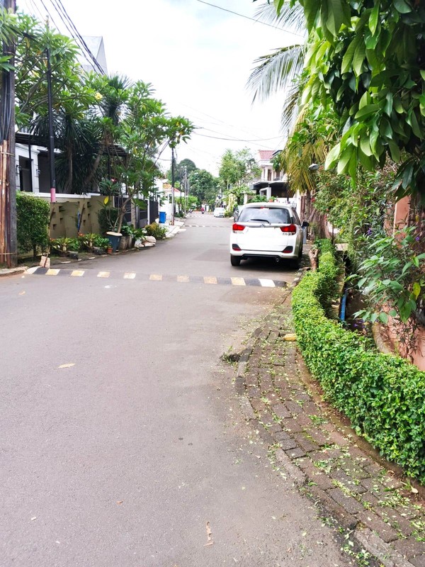 Rumah halaman luas, Bebas Banjir lokasi strategis dekat RS. Setia Mitra, St. Pondok Ranji di Bintaro