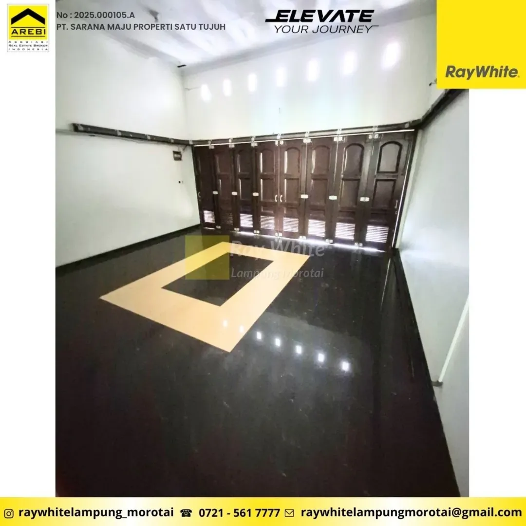 RUMAH MEWAH ADA KOLAM RENANG