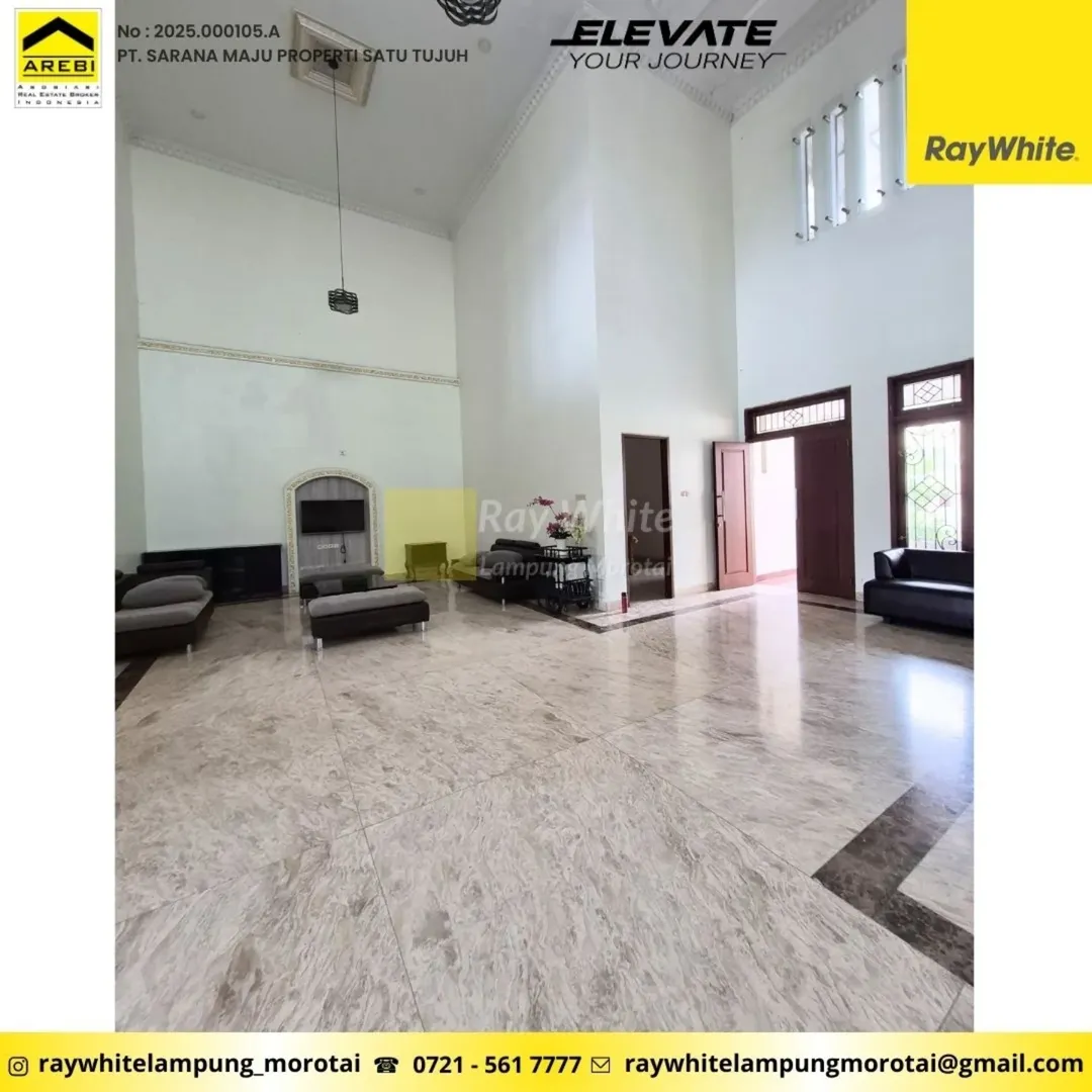 RUMAH MEWAH ADA KOLAM RENANG