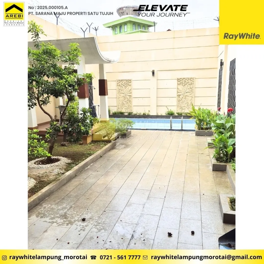 RUMAH MEWAH ADA KOLAM RENANG