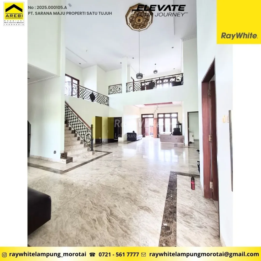 RUMAH MEWAH ADA KOLAM RENANG