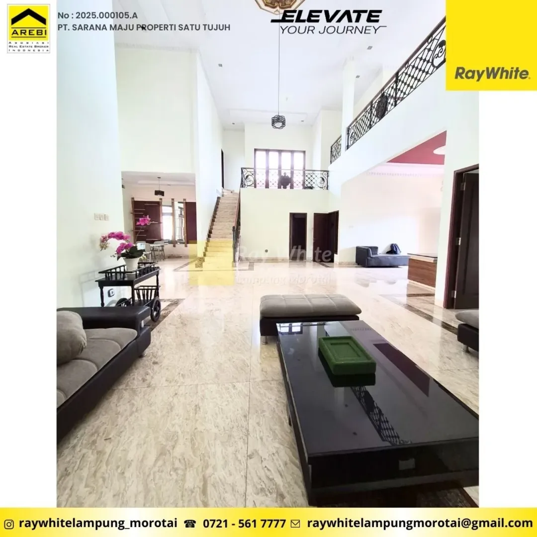 RUMAH MEWAH ADA KOLAM RENANG