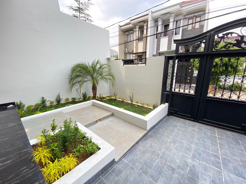 Rumah mewah baru di bangun dengan semi furnished di Duren Sawit, Jakarta Timur