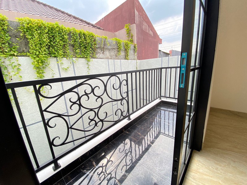 Rumah mewah baru di bangun dengan semi furnished di Duren Sawit, Jakarta Timur