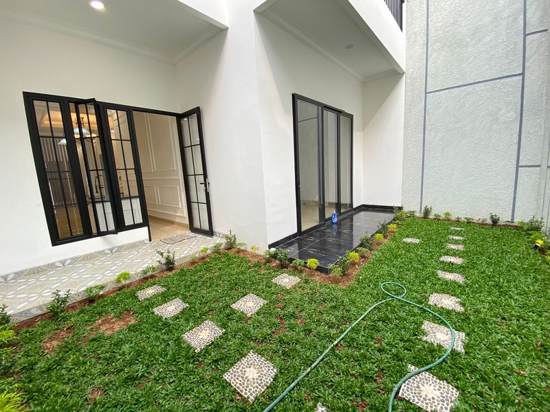 Rumah mewah baru di bangun dengan semi furnished di Duren Sawit, Jakarta Timur
