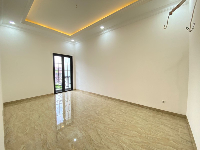 Rumah mewah baru di bangun dengan semi furnished di Duren Sawit, Jakarta Timur