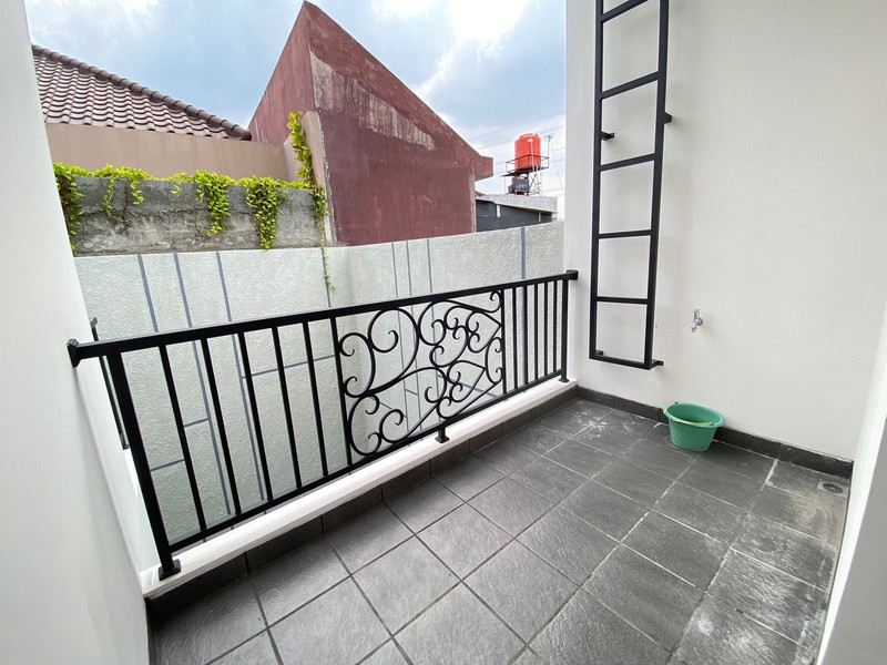 Rumah mewah baru di bangun dengan semi furnished di Duren Sawit, Jakarta Timur