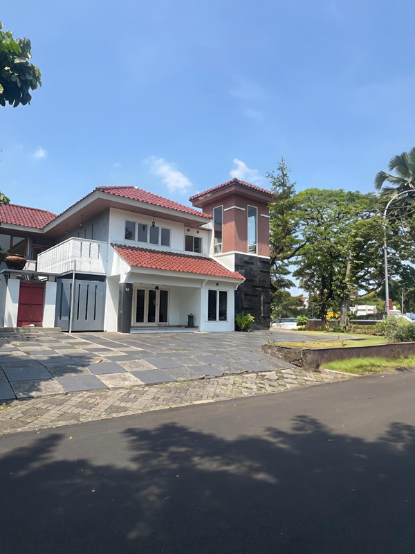 Rumah murah turun harga posisi hoek  Taman giri Loka BSD city 