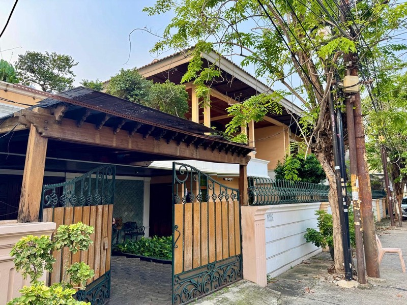 Rumah Bagus, Nyaman dan Asri, Lokasi Strategis di Jakarta Barat