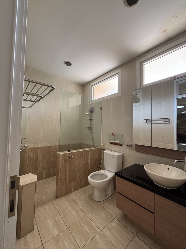 Super Murah! Rumah Kokoh 2.5 Lantai, Rapi Terawat di Kota Wisata Cibubur 