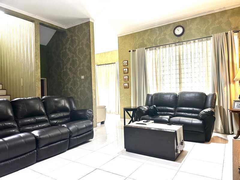 Rumah Hook Luas & Airy di Emerald Bintaro - Nyaman untuk Keluarga Besar, Siap Huni dan Asri