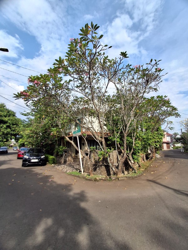 Dijual Rumah Lokasi Strategis Di Jl. Rajawali, Bintaro Jaya Sektor 9, Jakarta Selatan