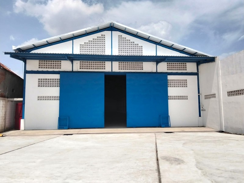 Disewakan 3277 M2 Gudang Baru Lingkar Timur Sidoarjo - Pergudangan Platinum Garden - Akses Truk Kontainer - Kondisi Baru Gress Siap Pakai - Ada Halaman Parkiran Luas, Ruang Tidur, Ruang, Cuci , Ruang 