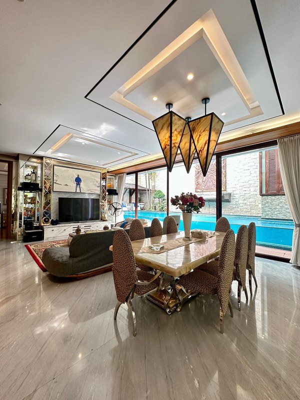 Dijual rumah mewah area kebayoran baru