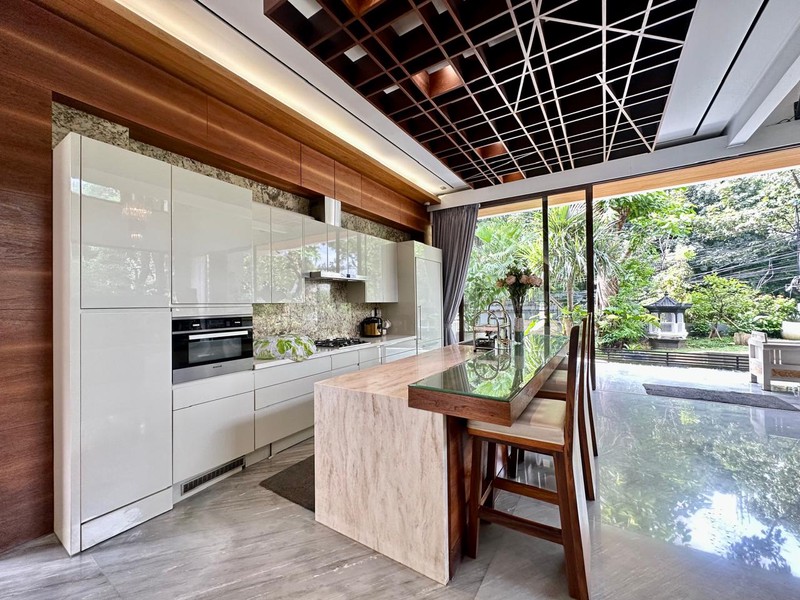 Dijual rumah mewah area kebayoran baru