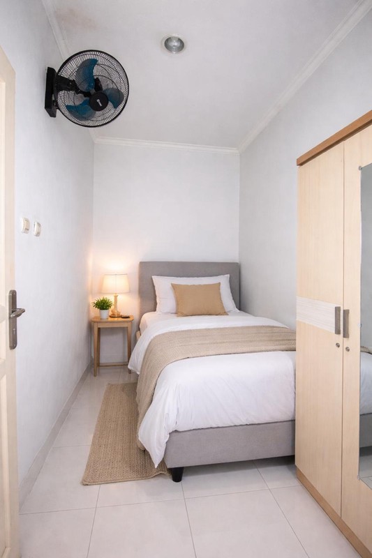 Rumah dekat sektor 2 Bintaro dan st kereta Pd Ranji, untuk kost kostan cocok....