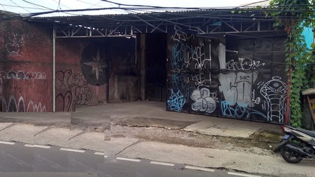 Ruang Usaha letaknya di Jalan Utama Petukangan 