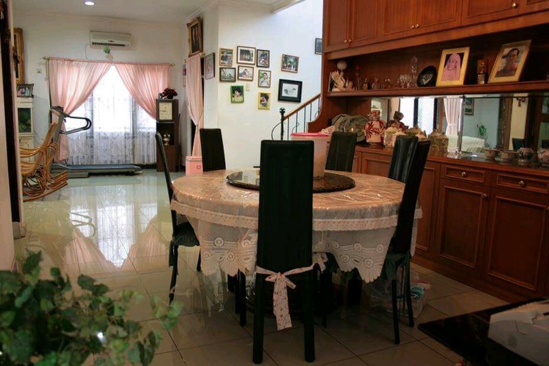 Rumah nyaman dengan HARGA YANG MENARIK ( Di bawah harga Pasar ) di lokasi yang SANGAT STRATEGIS