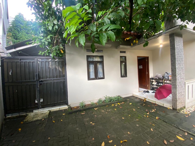 Beji kodja pinggir kampus ui kost 8 kamar persis pagar ui