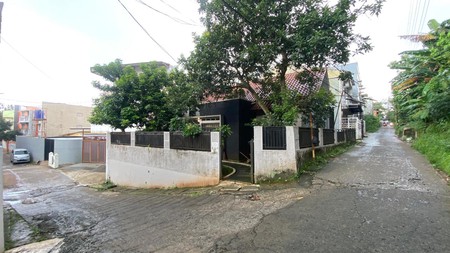 Beji kodja pinggir kampus ui kost 8 kamar persis pagar ui