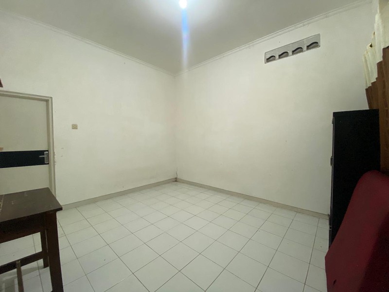 Beji kodja pinggir kampus ui kost 8 kamar persis pagar ui