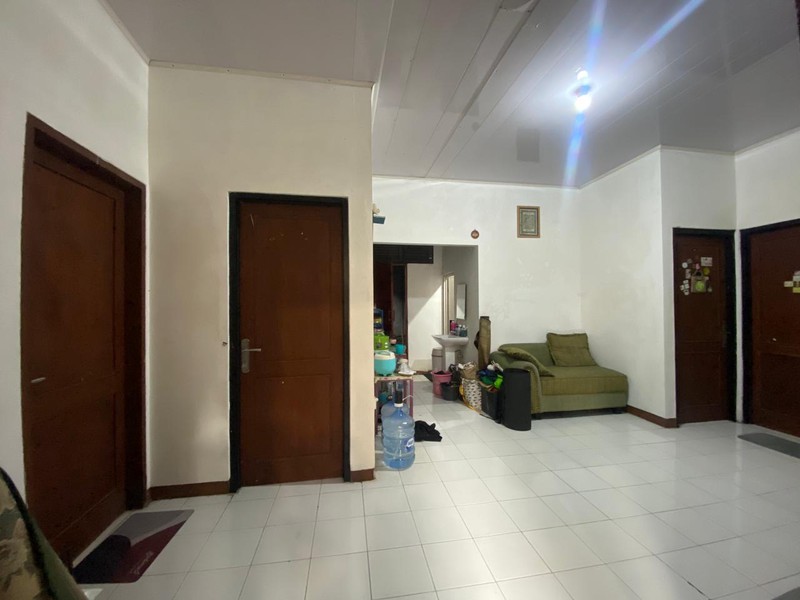 Beji kodja pinggir kampus ui kost 8 kamar persis pagar ui