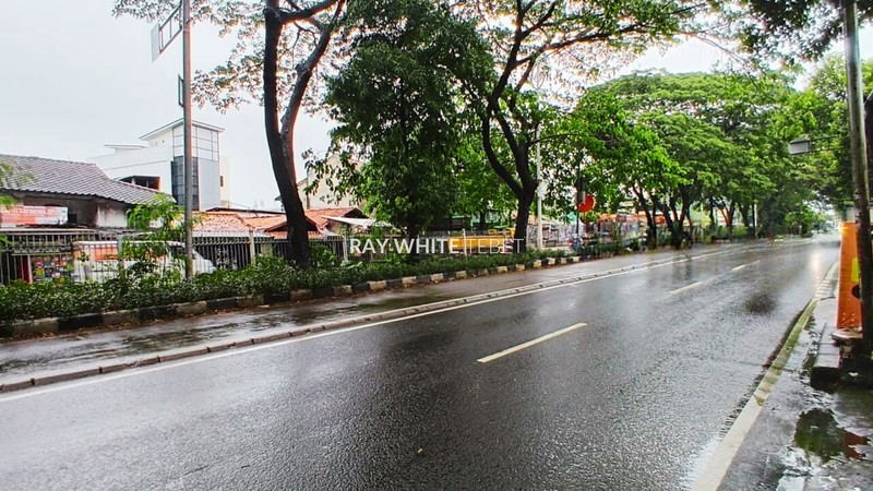 Tanah & Bangunan SHM di Sultan Iskandar Muda, Jakarta Selatan