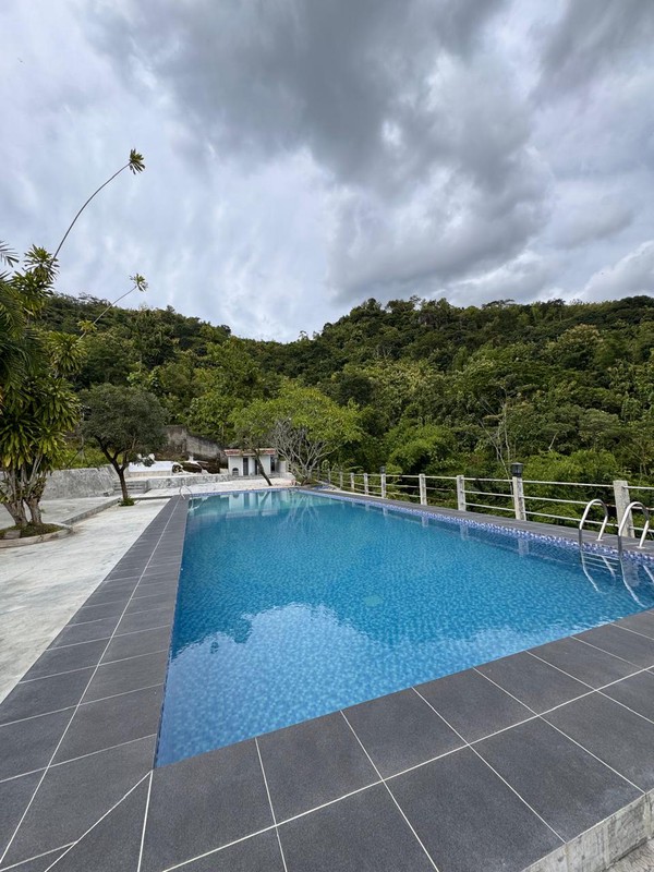 Peluang Investasi Hotel Aktif Strategis Tepat di Depan Objek Wisata Waduk Gajah Mungkur, Sendang, Wonogiri, Jawatengah