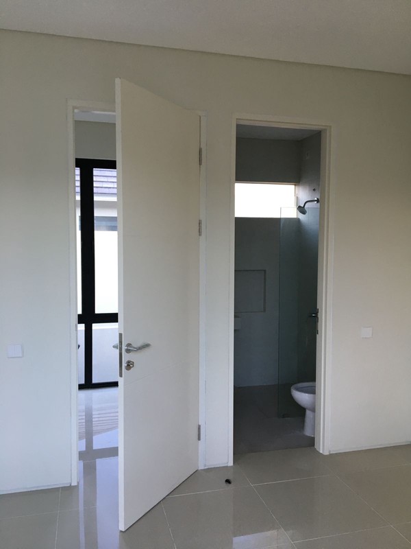 Disewakan Rumah 2 Lantai Northwest Lake Citraland Surabaya  