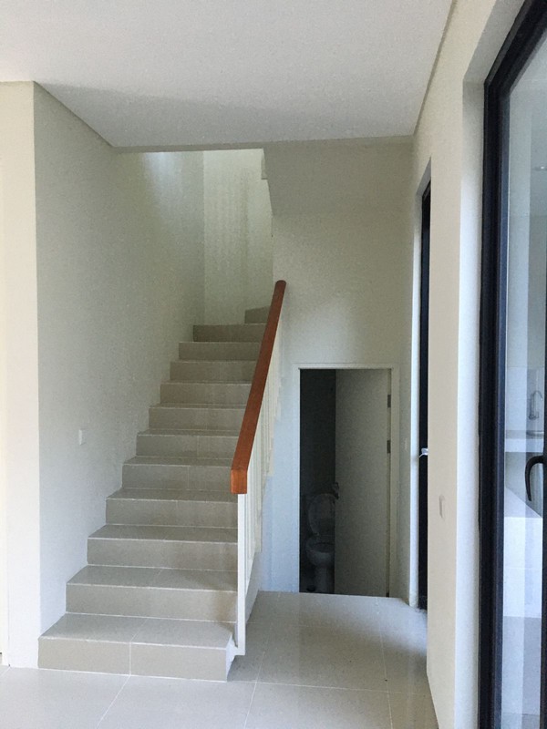 Disewakan Rumah 2 Lantai Northwest Lake Citraland Surabaya  