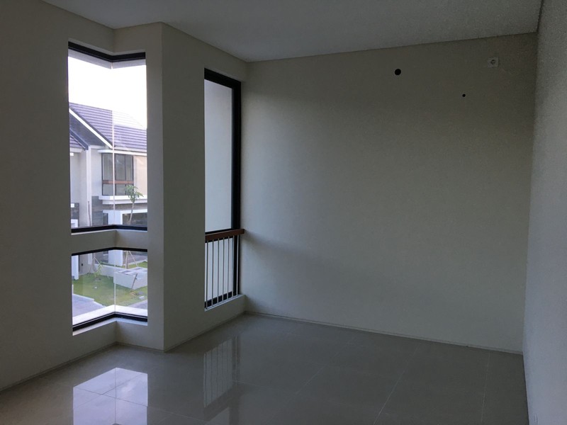 Disewakan Rumah 2 Lantai Northwest Lake Citraland Surabaya  