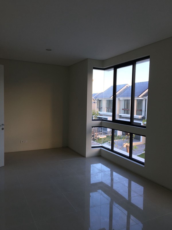 Disewakan Rumah 2 Lantai Northwest Lake Citraland Surabaya  