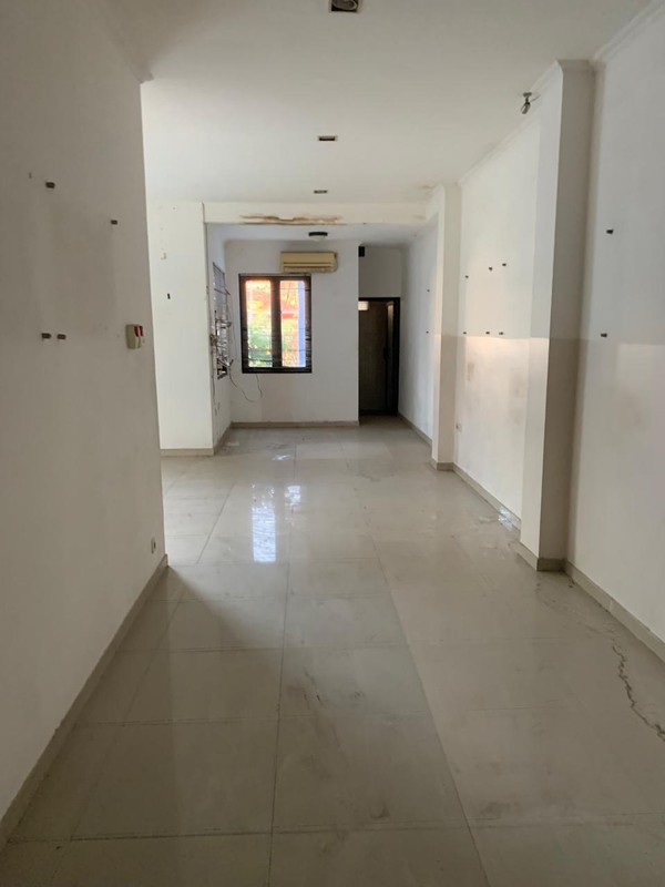 Bangunan komersil ramai Surabaya pusat 