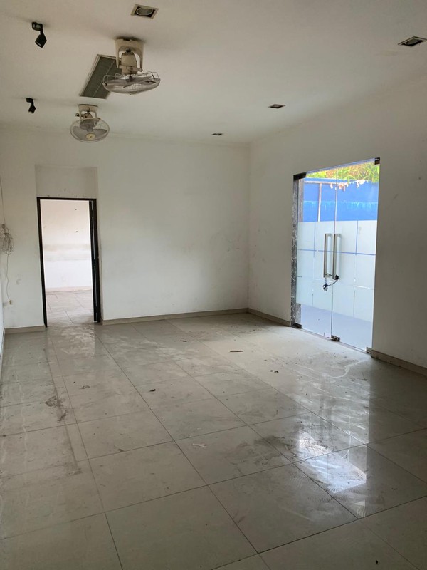 Bangunan komersil ramai Surabaya pusat 