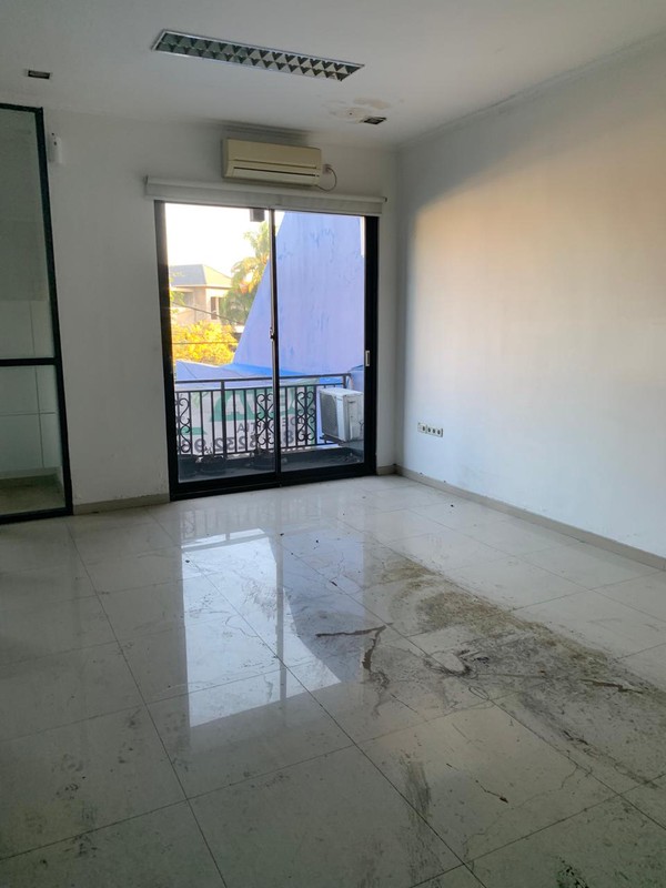 Bangunan komersil ramai Surabaya pusat 