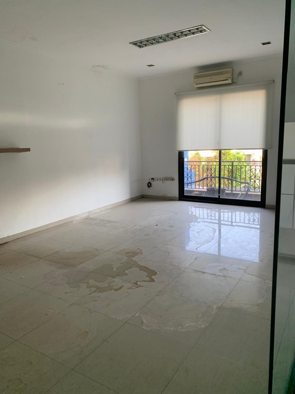 Bangunan komersil ramai Surabaya pusat 