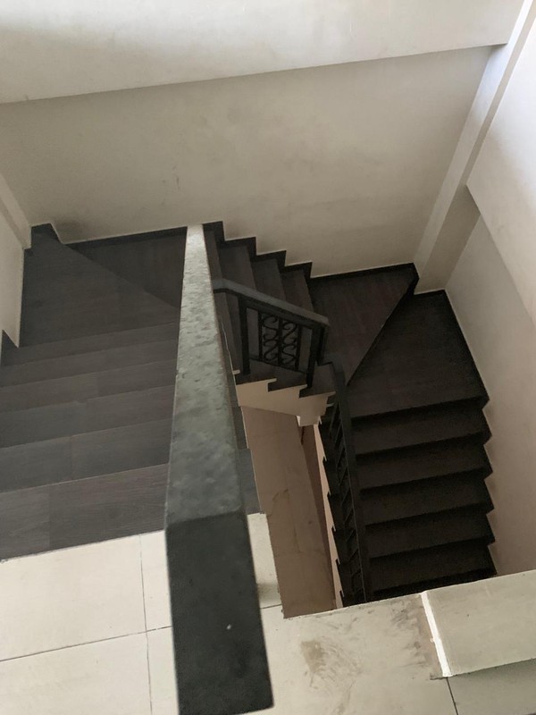 Bangunan komersil ramai Surabaya pusat 