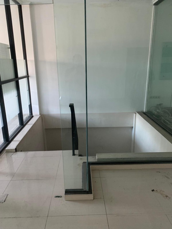 Bangunan komersil ramai Surabaya pusat 