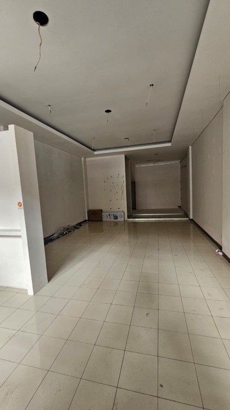 Disewakan Ruko Strategis 3,5 Lantai di Area Kuta, Hanya 5 Menit ke Pantai, Kuta, Badung, Bali