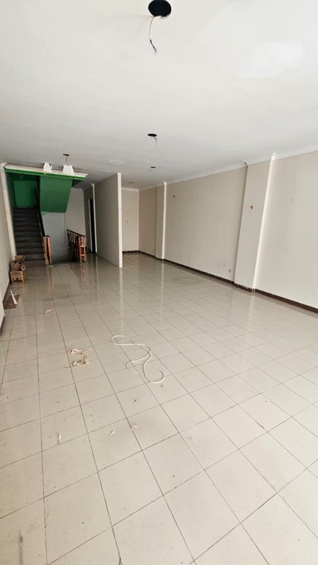 Disewakan Ruko Strategis 3,5 Lantai di Area Kuta, Hanya 5 Menit ke Pantai, Kuta, Badung, Bali