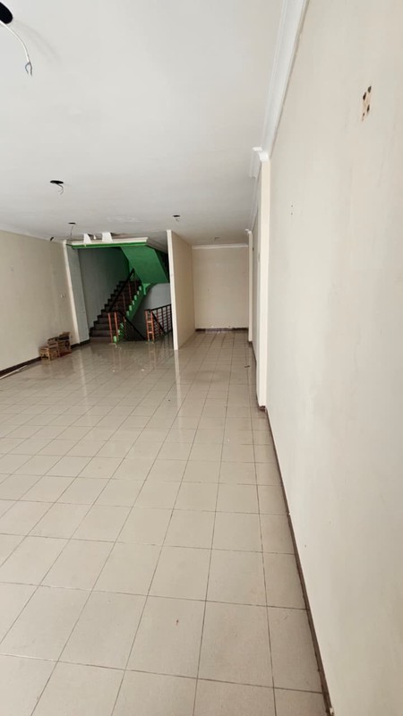 Disewakan Ruko Strategis 3,5 Lantai di Area Kuta, Hanya 5 Menit ke Pantai, Kuta, Badung, Bali